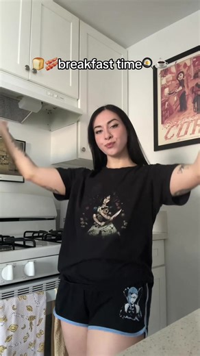 Lets make breakfast ✨ also watch @gabsmolders on youtube bc she’s awesome 🎮 #cooking #love #grwm