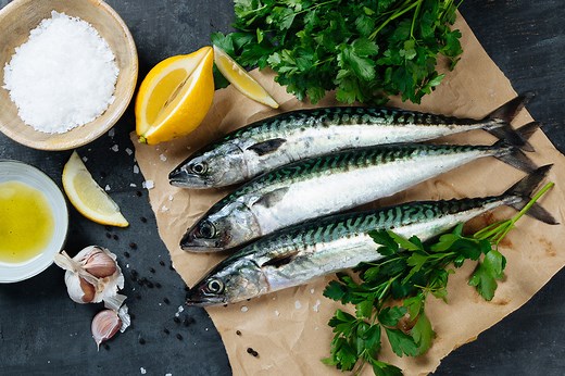 Todo sobre la caballa: propiedades, características y cómo cocinar este pescado de temporada (con recetas incluidas)