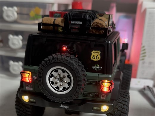 jjrc 牧马人灯光换空展示，加了前后雾灯和备胎支架灯，舵机坏了两个之后直接更换南古6kg换档舵机，更换ct8遥控器带灯控，加磁吸灯座，1060电调，线性更好