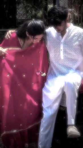 💌 on Instagram: "日本利用压电瓷砖将脚步转化为电能。这些瓷砖捕捉来自你脚步的动能。当你行走时，你的重量和动作会对瓷砖产生压力。瓷砖会轻微弯曲，从而产生机械应力。瓷砖内部的压电材料将这种应力转化为电能。每一步都会产生少量电荷，而数百万步结合在一起就能产生足够的电力来驱动 LED 灯、数字显示屏和传感器。在像涩谷车站这样繁忙的地方，每天大约有 240 万个脚步为这一系统作出贡献。这些电能可以被储存或立即使用，从而减少对传统电力来源的依赖，并支持可持续的城市基础设施。这种方法将日常运动转化为实用的可再生能源 #日本 #知识 #事实 #你知道吗 #推荐 #科技 #创新 #历史 #技术 #实验 #热门"