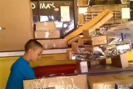 【感涙】「客がゼロでも、僕は作り続けた」14年前、父親の店で“段ボールのゲームセンター”を作った9歳の少年。偶然現れた「最初の客」が仕掛けたサプライズが、世界中から3,500万円の寄付を集めた奇跡の実話▼誰も来ないゲームセンター（2011年夏）ロサンゼルス。9歳のケインくんは夏休みの間、不用な段ボールで精巧なアーケードゲームを作り上げた。計算機を改造した決済端末まで用意したが、客は一人も来ない。それでも彼は毎日「STAFF」Tシャツを着て、最初のお客さんを待ち続けた。▼運命の出会いと、街を埋めた歓声ある日、店を訪れた映画監督のニルヴァン氏は少年の情熱に感動し、2ドルの「500回遊べるパス」を購入。彼がSNSで呼びかけた内緒のフラッシュモブにより、翌週、店には数百人の大行列が。この物語は世界中で数千万回再生され、奨学金として24万ドル（約3,500万円）もの善意が寄せられた。▼「想像力」が世界を救うこの美談は、子供の創造性を支援する「想像力財団」の設立へと発展。現在、世界80カ国以上で子供たちが段ボール作品を作る世界規模のイベントに成長した。20歳を超えたケインくんは、今も世界中に「想像