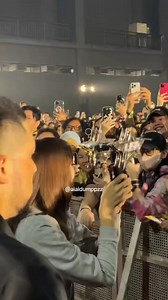 Lisa received a fan-made rockstar lightstick 🤘🏻🎸🤩 ADA LISA DI JAKARTA #LiliesIndoCintaLisa #LISAxJakartaFanMeet | Lisanations