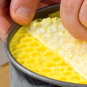 203K views · 532 reactions | Se usi il pluriball, prepari una torta così dolce che a ronzarti intorno non saranno solo le api!   LA RICETTA È NEL LIBRO: https://www.amazon.it/dp/3982168805  RICETTA: https://youtu.be/6zGfRdqadYg  PIN: https://bit.ly/3qHmYNJ | De gustibus | Facebook