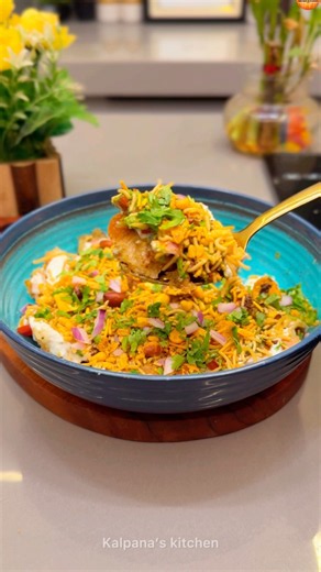 Samosa Chaat 🤤🔥 | Street-Style Samosa Chaat Recipe #shorts