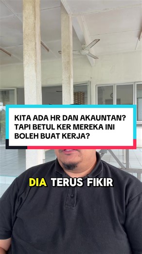 Ramai owner start bisnes, dia terus fikir “Aku kena ada HR” “Aku kena ada akaun” Lepas tu dia pun ambil seorang staf, letak nama jawatan HR Executive Account Executive Lepas tu dia rasa bisnes dia dah ada HR dan akaun. Padahal sebenarnya… tak. Dia cuma ada kerani. Kerani HR dan kerani akaun. Kerja mereka apa? Isi borang Simpan fail Key in data Print slip Rekod dokumen Itu bukan kerja HR strategik. Itu bukan kerja akaun strategik. Itu kerja perkeranian. Dan di sinilah ramai owner tersilap besar. 