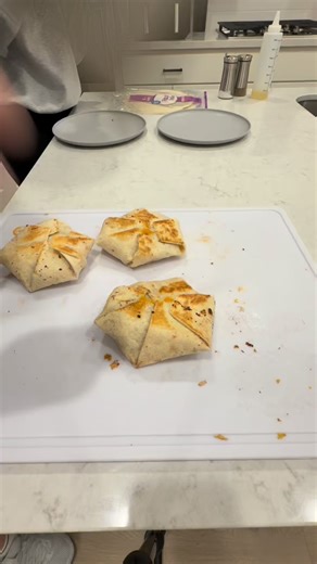 Taco Bell breakfast Crunchwrap on the blackstone!! #easyrecipes #blackstone #easymeals #bacon #tacobell #crunchwrap #mattsmeat | Matt