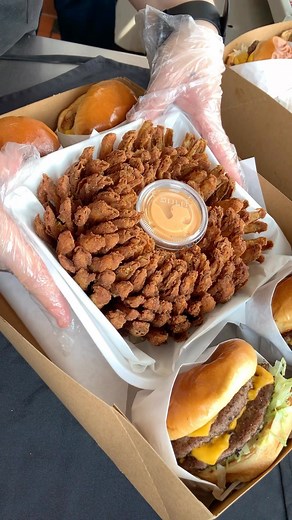 Kristopher l Houston Food and Travel on Instagram: "💬 It’s Fryday so of course i’m treatin myself to @calibombs 😮‍💨 🍽: Spicy Onion Bomb, Cali Burgers, and Fries 📲: @calibombs 📍: Las Vegas, NV 👇🏼: Now taking comments 💭 💭 💭 💭 💭 #friedfood • #abc7eyewitness • #lasvegasfoodie • #dietmulaibesok • #complex • #feastagram • #lasvegas • #vegas • #vegasnightlife • #vegasstrip • #vegasfood • #onionrings • #onion • #burgers • #munchies • #burger • #fried • #friday • #vegasvacation • #comfortfoo