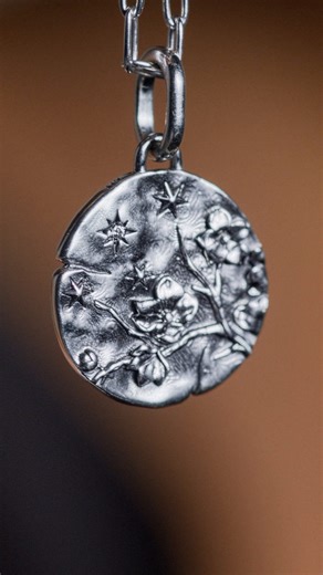 When you love yourself fully, there’s more to give — and that’s everything. Love really does conquer all. 🩶 What words do you live by? #PandoraTalisman #NewArrivals #WordsToLiveBy Discover more: https://to.pandora.net/pandora-talismanfb | Pandora