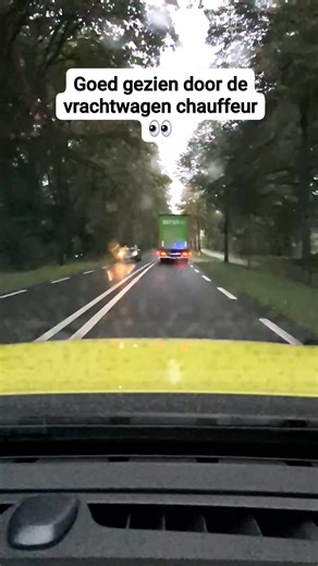 Beste volgers, Met spoed rijden vraagt een voortdurende afweging. Wat is veilig en wat niet. Op deze plaats inhalen zou niet veilig zijn. Onvoldoende zicht en tegemoed komend verkeer. De bestuurder van de vrachtwagen laat zien dat hij mij gezien heeft. Zodra hij/zij op een verharde uitrit kan stoppen, blijft t voor iedereen veilig en kan ik passeren. Want veilig aankomen is natuurlijk altijd prioriteit 1. John. | Ambulanceverpleegkundige in praktijk.