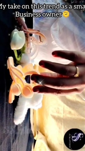 Elegant matt white tulip claw clip 🤍🌷A perfect blend of simplicity and style,