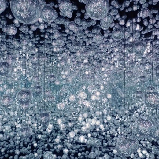 On view at “teamLab Borderless: MORI Building DIGITAL ART MUSEUM” Azabudai Hills, Tokyo Permanent https://www.teamlab.art/e/tokyo/ ・ “Bubble Universe: Spherical Crystallized Light, Wobbling Light, and Environmental Light - One Stroke” What are you looking at? Where is the focus? And does it exist? Inside the sphere there is a mixture of real, physical light, a strong spherical light that looks like light has crystallized and which instantly breaks down, high up is a faint light like a wobbling l