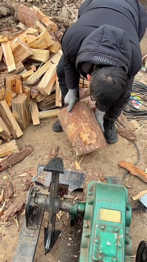 This wood splitter uses a rotating arrow-shaped steel blade that spins into the log, applying steady force to separate wood fibers cleanly along the grain. | baitbox.pl