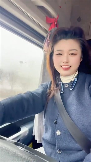 Beautiful female driver - Nữ tài xế xinh đẹp tài giỏi #truckdriver #truckesvlogs #beautifulfemale