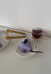 アフレコ下手くそすぎてあせる笑 ブルーベリーチーズケーキ餅【5号サイズ】 〔材料〕 ①ブルーベリージャム ブルーベリー120g グラニュー糖30g レモン汁小さじ1 ②レアチーズケーキ ビスケット100g 無塩バター50g クリームチーズ200g グラニュー糖60g プレーンヨーグルト100g レモン汁小さじ1 粉ゼラチン5g 水大さじ2(ゼラチン用) ③お餅 白玉粉200g 砂糖60g 水300ml 着色料紫 片栗粉適量 〔下準備〕 クリームチーズと生クリームは常温に戻しておく。 〔作り方〕 ブルーベリージャム 1、①の材料全部を弱火で煮詰める。 2、少しトロっとしたら冷ます。 レアチーズケーキ 1、ビスケットをジップロックに入れて砕く。 2、レンジで溶かしたバターを入れて揉む。 3、型の底に隙間ができなように敷き詰める。 4、冷蔵庫で冷やす。 5、クリームチーズを柔らかくする。 6、グラニュー糖→ヨーグルト→レモン汁→生クリームの順番で加えて混ぜる。 7、ふやかしてレンチンしたゼラチンを加えて混ぜる。 8、ブルーベリージャムの3/4を加えて混ぜる。 9、型に流し込み、残りのジャムを
