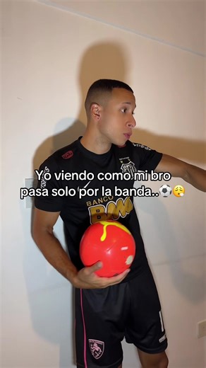 Mi bro cuando le doy un pase por la banda..⚽️😮‍💨 #futbol #humor #futbolhumor #bro #jugandofutbol