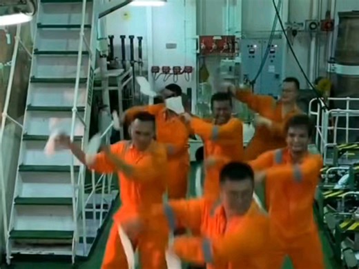 霍尔木兹海峡被迫营业的中国船员。美国以色列以对伊朗发动战争已持续三周，这些船员在海峡漂航二十多天了，不疯不容易啊。