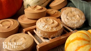 This cold process recipe has a simple design, but it’s packed with interesting additives! Buttermilk powder adds moisture and real pumpkin puree creates fluffy lather. http://bberry.studio/pumpkinbuttermilk_soap | Bramble Berry