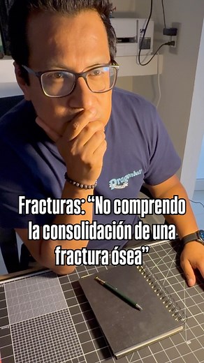 Etapas de la consolidación de una fractura ósea. 🦴 Tras una fractura ósea, se produce una respuesta inflamatoria que dura dos semanas. Tras dos o tres semana desde la fractura, se produce la formación de hueso endocondral. Entre la tercera y sexta semana, el cartílago experimenta hipertrofia y mineralización de forma organizada espacialmente. La última fase de la remodelación ósea comienza 8 semanas después de una fractura y puede durar hasta dos años. #rfhugoinforma Fuente: De Pace, R., Iaquin