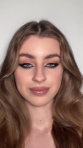 Reversed Cat Eye Tutorial: Mastering the Reverse Eyeliner Technique