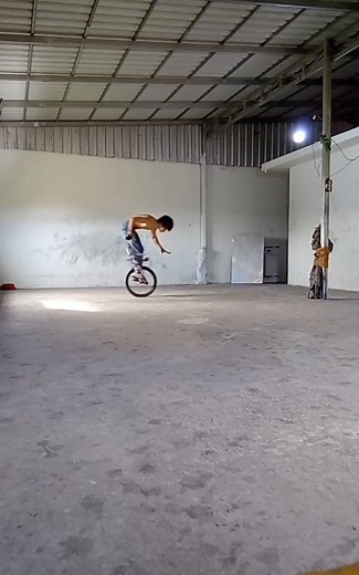 Bmx flatland UnitedStates #bmx @highlight #bmxflatland #BMXhowto #UnitedStates #mtb #bmxhowtohang5 #bmxoldschool #bmxhowto #BMX | Morm Sineng