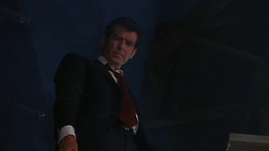 Bond (Pierce Brosnan) é atacado pelo helicóptero com serra circular na fábrica de caviar do Zukovsky em 007 - O Mundo Não é o Bastante (1999). A cena foi filmada no tanque dos estúdios Pinewood, que precisou ser aumentado em 50% para que todo o cenário de madeira coubesse nele. O helicóptero assassino estava originalmente no roteiro de 007 Contra GoldenEye (1995). | James Bond 007