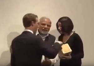 PM Modi pulls Mark Zuckerberg back to stay in camera (Video)