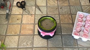 110K views · 881 reactions |  Poznáte preparované ruže? Sú to trvácne ruže, ktoré vydržia veľmi dlho (min. 1 rok)  ‼️ Nové farby v eshope ‼️ www.jimishop.sk Ruže sú veľké 3,5 a 4 cm a máme ich v 6 farbách. Kúpite tu www.jimishop.sk Tmavšie ružové posledné ‼️ Posledné kusy ‼️ Materiál na výrobu objednáte tu: www.jimishop.sk Ruže 10 ks 18,20€ Mach 50g 2,20€ Box (viac farieb) 13 cm 3€ Gypsomilka 35 cm 2€ | JIMI Fashion | Facebook