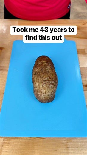 How to cook a potatoe in the microwave #potato #potatoes #microwave #easysidedish | Liz & Jeff