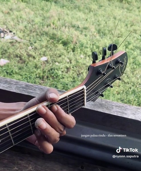 Chord dan Cover Gitar: Tutorial Petikan & Lagu Sedih