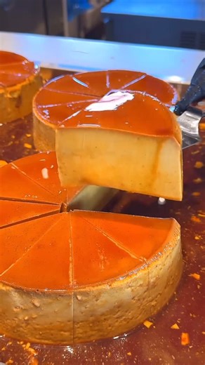 Le Coin Des Pâtissiers on Instagram: "🇫🇷Une bonne crème caramel 🤩✨, qui en veut ?🤤😍 Tag un ami fan de pâtisserie !!🤤⬇️💭 • • 🇬🇧A good caramel crème🤩✨, who wants one?🤤😍 Tag a friend fan of pastry!!🤤⬇️💭 📹 @ ? • • 🧁My pastry @reda_lcdp 🍰Pastry @lecoindespatissiers • 📥Pour toute demande de Repost ou de Partenariat envoyez-moi un message privé 📥For any Repost or Partnership request send me a private message • #patisserie #pastry #pastrychef #toulouse #chocolate creme tarte vanille 