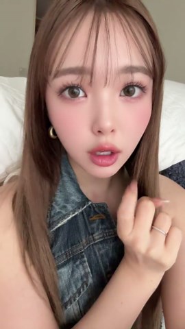 藤田ニコルの魅力と赤い首の秘密