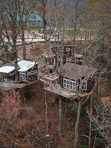 Escape to the treetops! Our new Treewalk Village is coming together and we can’t wait to share it with you! Would you stay here? 📍 Treewalk Village 📷 Instagram.com/swopefamilyadventures Learn more about our rentals: linktr.ee/ravenrockmountain | Raven Rock Mountain