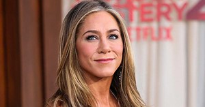 Jennifer Aniston sublime : elle ose la robe transparente courte brodée et à strass (et c'est canon !)