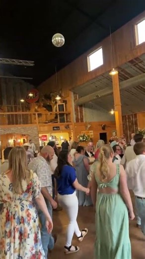 POV: Wedding Guests Killing the Cupid Shuffle 😍