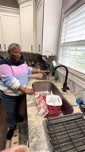 Cooking chitterlings Mama’s Way! | chitterlings