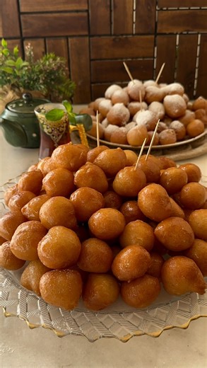 Marwa Mamdouh on Instagram‎: "⁨ زلابية #ام سفيان اظبط من الحلواني علي اصولها في البيت 😂✌️ ( لقيمات) رمضان 🌙 2026 قرمشة و دوبان اول وصفات من كورس الحلويات الشرقيه لرمضان عدوا معايا المكونات و المقادير 🌹🌹 نص كيلو دقيق ٢ معلقة كبيره سكر ١ معلقة كبيره خميره رشة ملح معلقة كبيره حليب بودرة نص معلقة صغيره بيكينج بودر ٤ معالق كبيره زيت ٥٥٠ ملي من الماء الفاتر للطريقة نتبع خطوات الفيديو 🤍🤍 الشربات 🌹🌹 ٢ كوب سكر ١ كوب ماء عصرة ليمون 🍋 ✌️⁩"‎