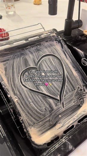 🩷 La pâte Pink Stuff, c’est mon indispensable pour venir à bout des graisses les plus tenaces 💪🧽 Sa texture rose ultra efficace nettoie, dégraisse et redonne de l’éclat sans abîmer les surfaces. Un seul geste, un peu d’huile de coude, et la magie opère ✨ Clairement, quand je la sors, la saleté n’a aucune chance ✨ @The Pink Stuff #cleaningmotivaton #cleaningtips #cleanwithme #HomeCleanHome #Ménage
