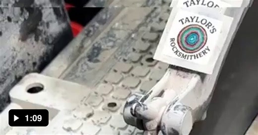 Cutting open an ancient ammonite to reveal its stunning crystal chambers and internal patterns. So satisfying - Video