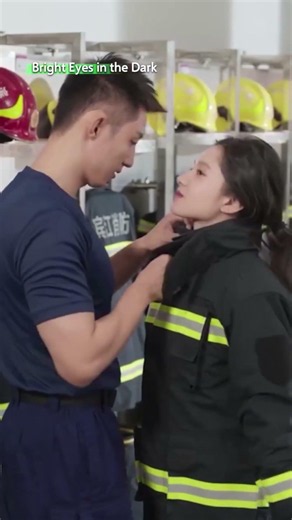 🥰Look at how gentle he is #JohnnyHuang #ZhangJingyi #BrightEyesintheDark #iQIYIMalaysia