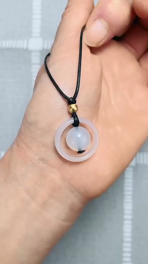 Instructions for tying a simple but beautiful pendant #crafts #craft #diycrafts #diy | Craft Home