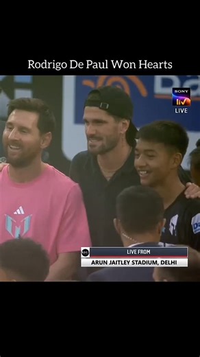 King 👑 on Instagram: "ご存知ですか？日本では今、「歩く足跡」から発電しています！⚡ 日本では現在、一歩ごとに発生するエネルギーを電気に変換する圧電タイルが設置されています！🔋 人がこれらのタイルの上を歩くと、体重と動きによってタイルに圧力がかかり、タイルがわずかに曲がり、機械的な応力が生じます。タイル内の特殊な素材がこの圧力を電荷に変換します。⚙️ 一歩ごとに少量の電気が生成されますが、何百万人もの人が毎日歩く場合（東京の渋谷駅では1日240万歩以上！）、LEDライト、ディスプレイ、さらにはセンサーに電力を供給するのに十分なエネルギーが生成されます！💡🌱 この技術は、未来の都市が一歩ごとに「充電」されることを示しています。想像してみてください。もし私たちの都市がこのようなタイルで覆われていたら、私たちの動きだけで発電できるのでしょうか？ ⚡ #日本 #テクノロジー #イノベーション グリーンエネルギー 未来技術 知識 知ってますか 技術事実 持続可能なエネルギー 発明 トレンド 日本は圧力電気磁器を使用して電気エネルギーを歩行に変換します。これらの磁器レン