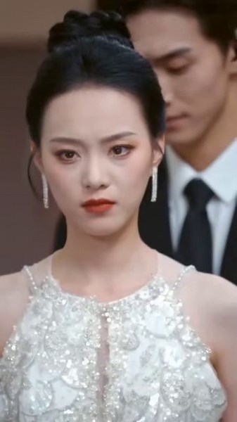 She tried to seduce her own bodyguard… but he only came for her wedding.