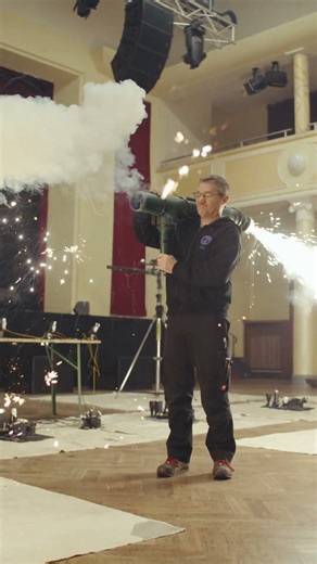 "Panzerfaust-Abschuss" mit Jet-Fontäne und Funkenblitz