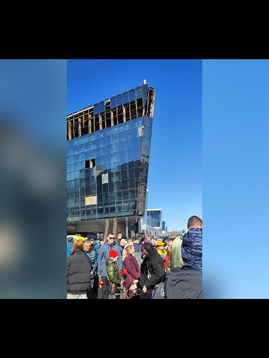 «Крокус Сити Холл» (Crocus City Hall) — многоуровневый концертный зал, который располагался до марта 2024 года на территории делового центра «Крокус-Сити» в Красногорске, в непосредственной близости от 67-го километра МКАД и рядом со станцией метро «Мякинино». ru.ruwiki.ru ru.wikipedia.org* Зал был открыт 25 октября 2009 года предпринимателем Аразом Агаларовым и назван в честь народного артиста СССР Муслима Магомаева. Стандартная вместимость зала — 6200, максимальная — 9500 человек (когда в парт
