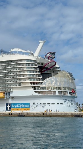 Full house in Nassau, one of the busiest cruise ports in the world! Wonder of the Seas, Disney Dream, Carnival Glory and Carnival Freedom! Which one would you choose? #royalcaribbean #disneycruiseline #carnivalcruise #nassau #bahamas #cruiseship | The Cruise Vibe