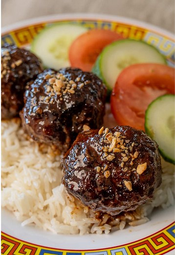 y’all fw meatballs tho?? recipe: https://feedthepudge.com/bo-luc-lac-meatballs-shaking-beef-meatballs/