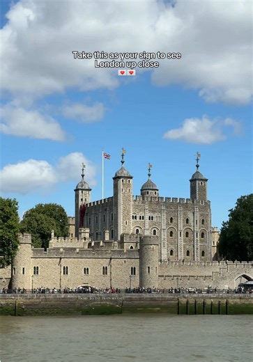 Take this as your sign to see London up close 💌 Book your tickets today using the link in our bio 🔗 #london #thamesriversightseeing #trs #riverthames
