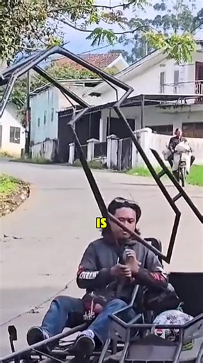 On Indonesia’s East Java island, having one of these modified motorcycles is almost a status requirement. Riders confidently hand out tips to street volunteers, and the bike’s two tall metal bars immediately catch attention—this is the famous Indonesian high-handlebar motorcycle. Its frame is extended with three long metal tubes bending toward the back, making the whole vehicle nearly six meters long. Owning one is seen as a sign of wealth, and the modification cost alone can reach tens of milli