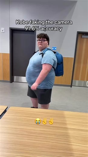 memes by bepis on Instagram: "Follow (@bepis.shit) or else C: xijqt on tt 日本利用压电瓷砖将脚步转化为电能。这些瓷砖捕捉来自你脚步的动能。当你行走时，你的重量和动作会对瓷砖产生压力。瓷砖会轻微弯曲，从而产生机械应力。瓷砖内部的压电材料将这种应力转化为电能。每一步都会产生少量电荷，而数百万步结合在一起就能产生足够的电力来驱动LED 灯、数字显示屏和传感器。在像涩谷车站这样繁忙的地方，每天大约有240万个脚步为这一系统作出贡献。这些电能可以被储存或立即使用，从而減少对传统电力来源的依赖，并支持可持续的城市基础设施。 这种方法将日常运动转化为实用的可再生能源。 #日本 #知识#事实#你知道吗 #推荐 #科技 #创新#历史 #技术 #实验#热门"