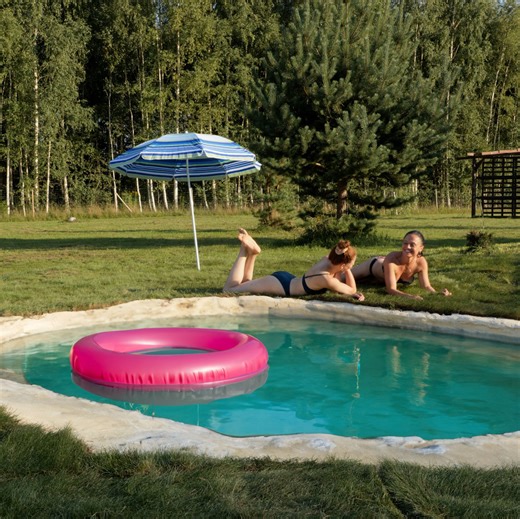 Deux Filles Construisent Une Oasis à la Piscine | BRICO ADOS
